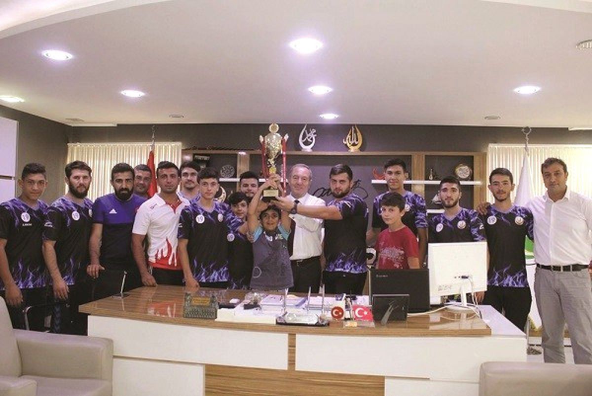 Kazandıkları Kupayı Başkan Şahiner\'e Hediye Ettiler
