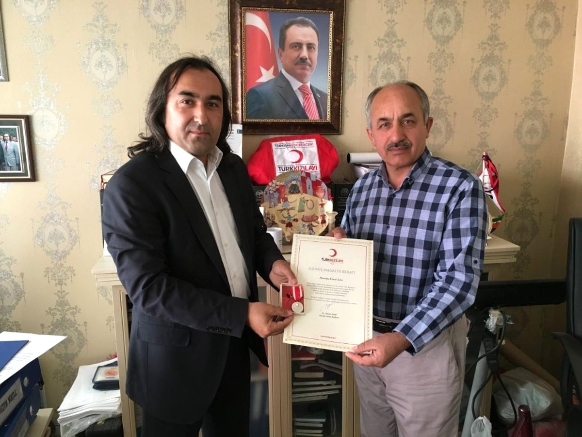 Kızılay\'dan 26 Yıllık Emektarına Gümüş Madalya