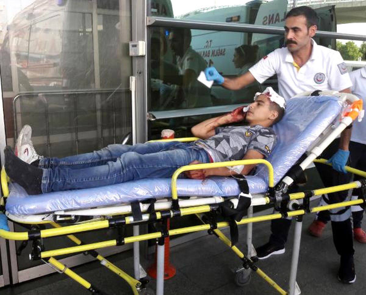 Park Halindeki Otomobile Çarpan Bisikletli Ağır Yaralandı