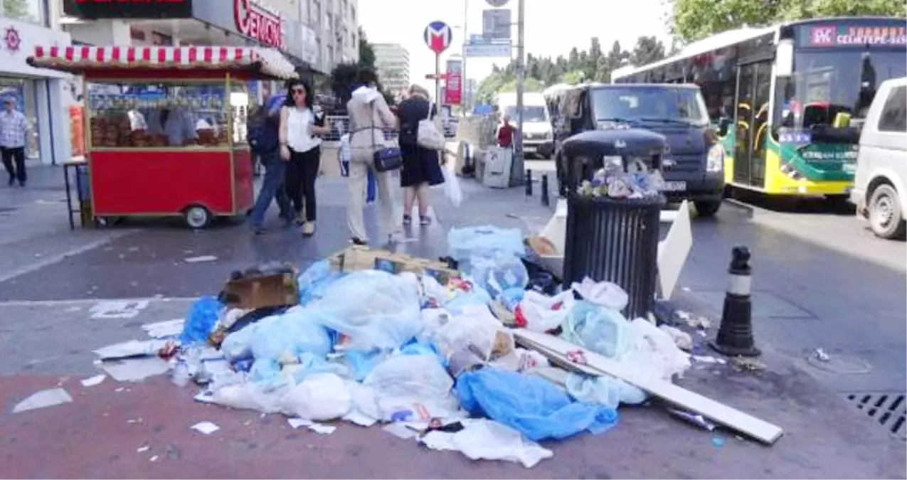 Şişli\'de Temizlik İşçileri İş Bıraktı, Sokaklar Çöpten Geçilmiyor