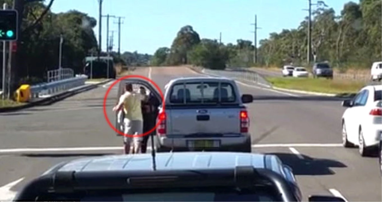 Avustralya\'da Trafikte Tartıştığı Kadına Yumruk Atan Maganda Polisi Alarma Geçirdi
