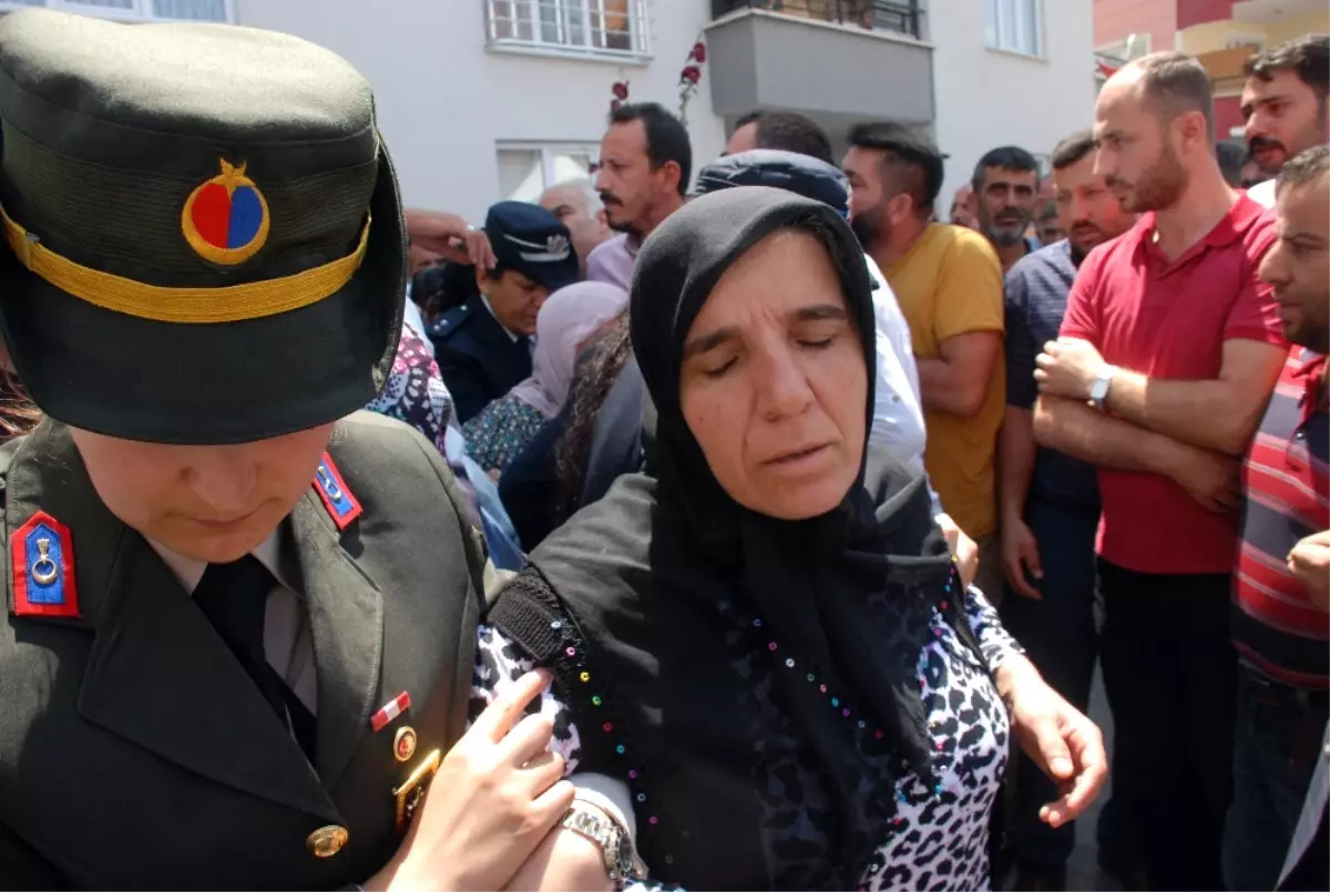 Yılın Annesi Şehit Oğlunu Son Yolculuğuna Uğurladı