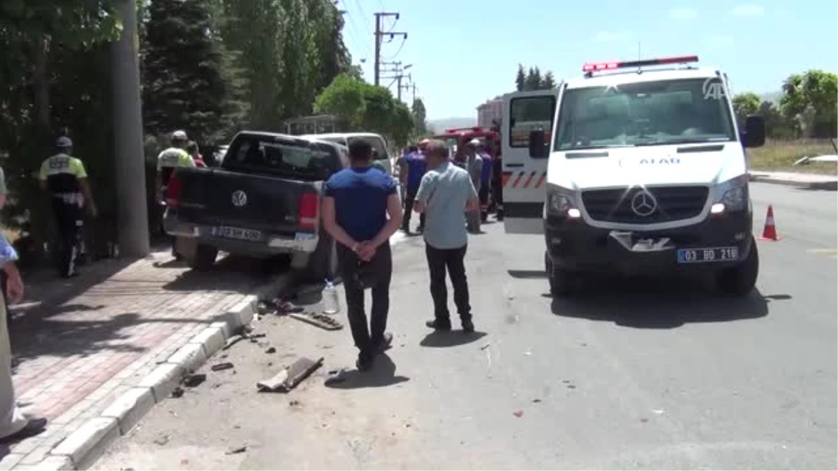 Afyonkarahisar\'da Trafik Kazası: 6 Yaralı