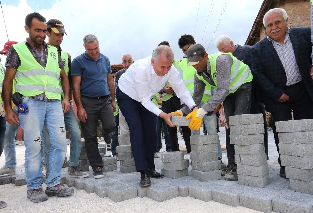 Büyükşehir\'den İlçelere Beton Kilit Parke Taşı