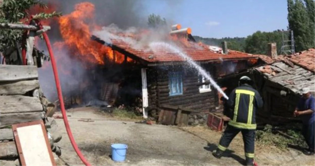 Çankırı\'da Bir Evde Çıkan Yangın Köyün Yarısını Kül Etti