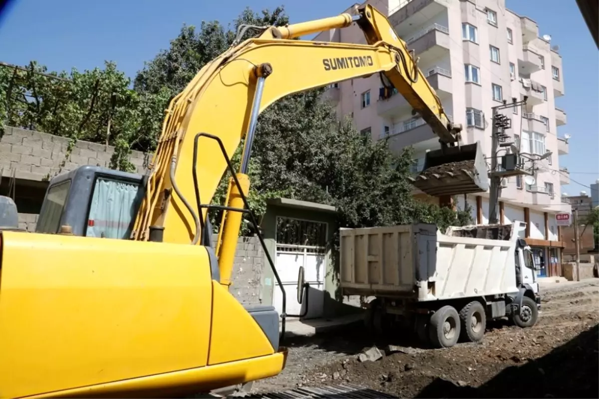 Cizre Belediyesi Yol Yapım Çalışmalarını Sürdürüyor