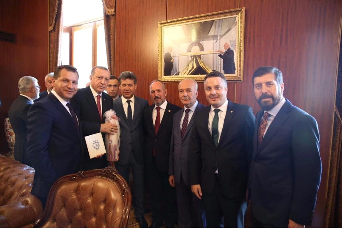 Cumhurbaşkanı Erdoğan\'a Kırmızı Dipli Mum ile Davet