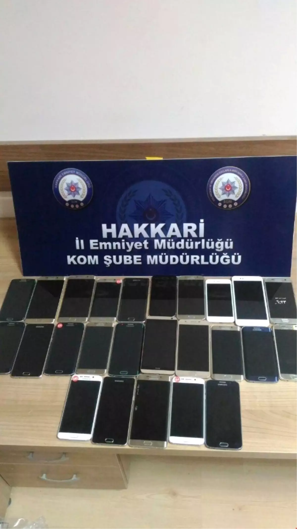 Hakkari\'de 25 Adet Kaçak Cep Telefonu Ele Geçirildi