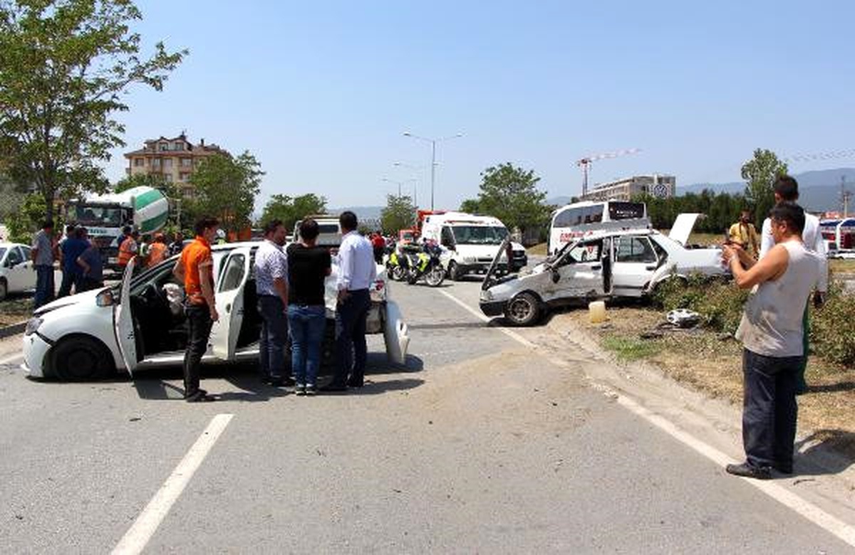 İki Otomobilin Çarpıştığı Kazada Bagajdaki Tüp Korkuttu