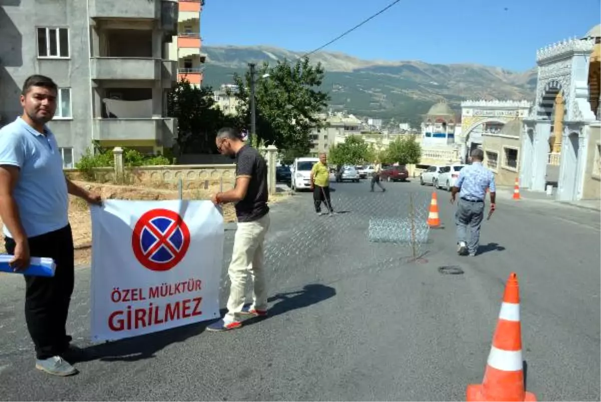 İnşaat Ruhsatı Alamayınca, Arazisinden Geçen Yolu Tel Örgüyle Kapattı