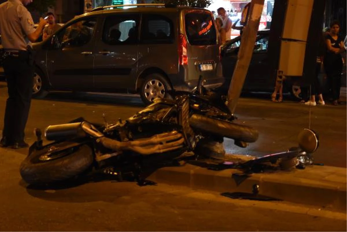 İzmir\'de Motosiklet Kazası: 1 Ölü, 1 Yaralı