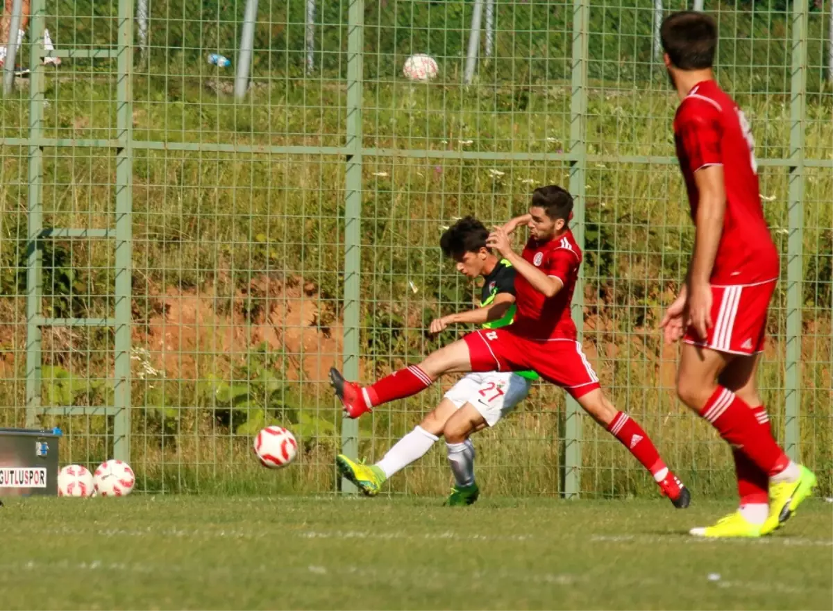 Kocaeli Birlikspor\'un Gençleri Sınavı Geçti