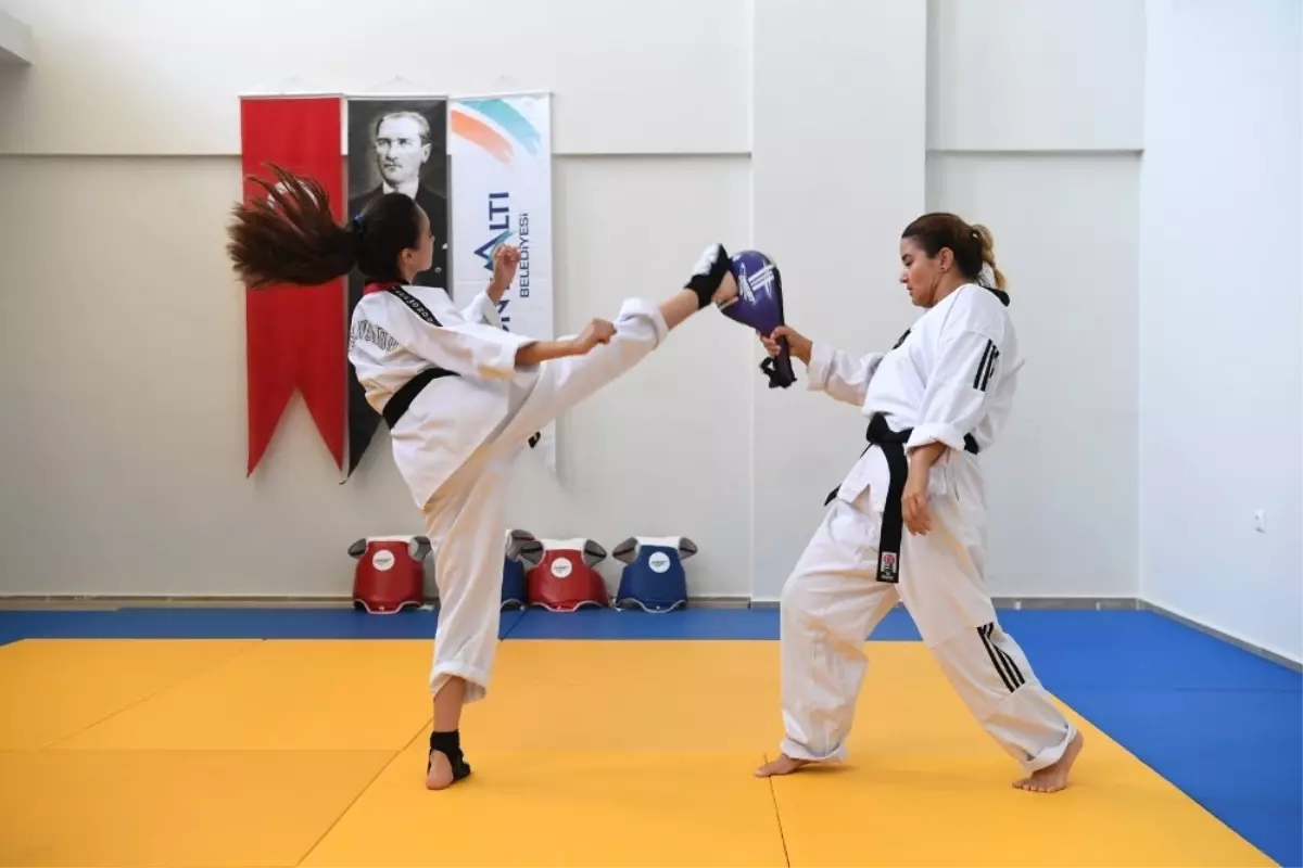 Konyaaltı\'nda Kız Çocukları Taekwondo Öğreniyor