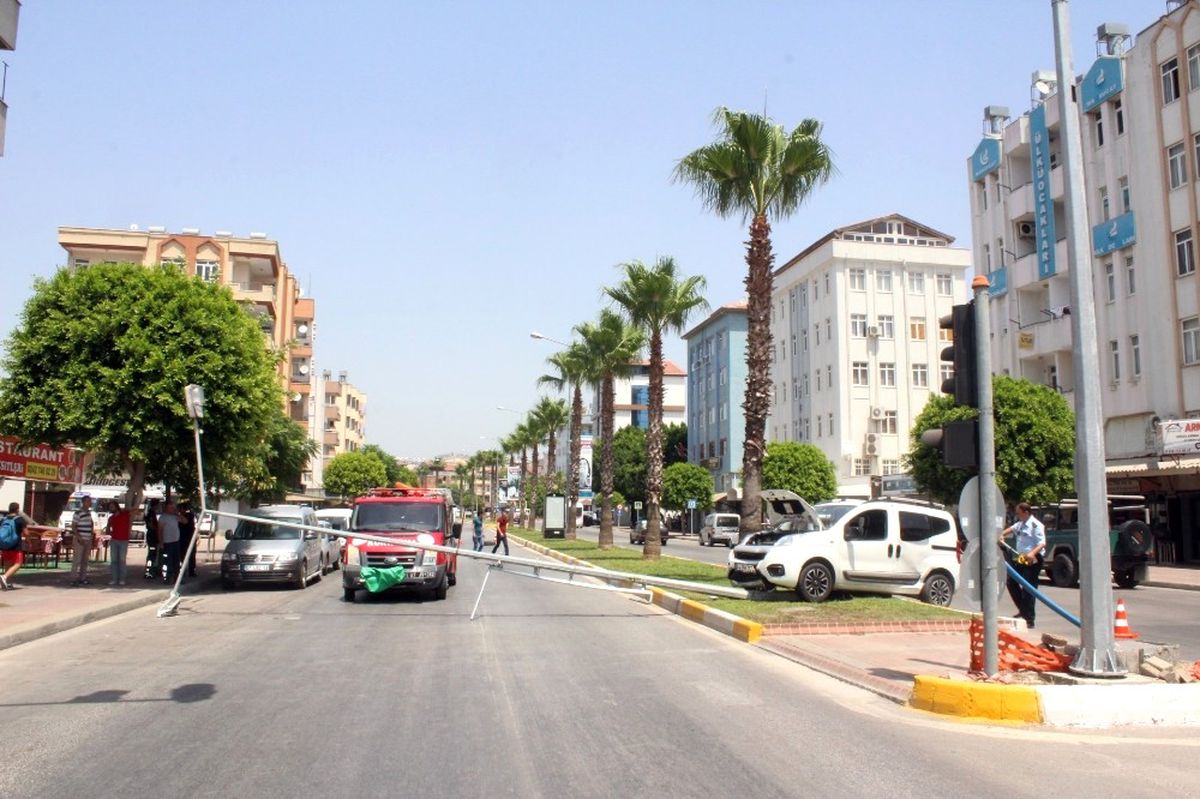 Manavgat\'ta Trafik Kazası: 4 Yaralı