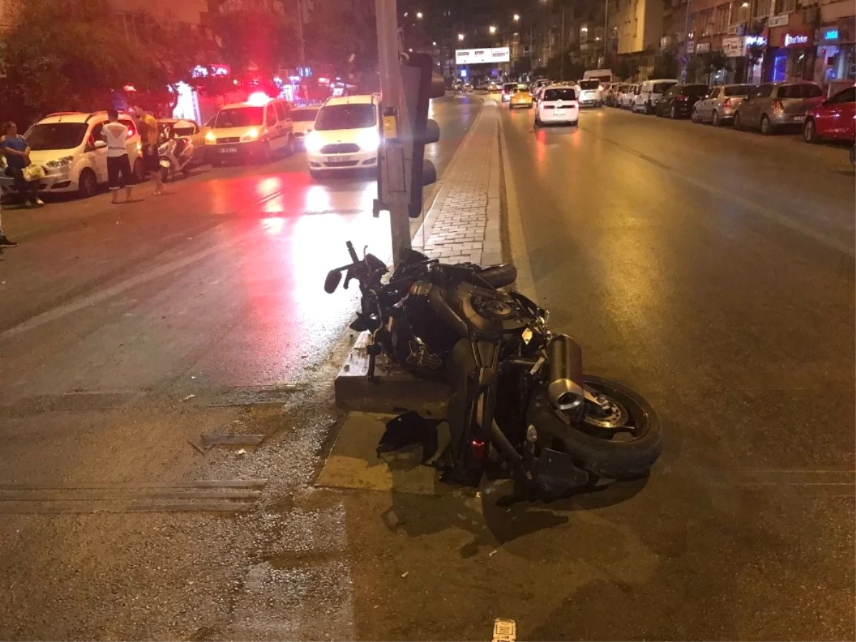 Motosiklet Trafik Lambasına Çarptı: 1 Kişi Hayatını Kaybetti, 1 Yaralı