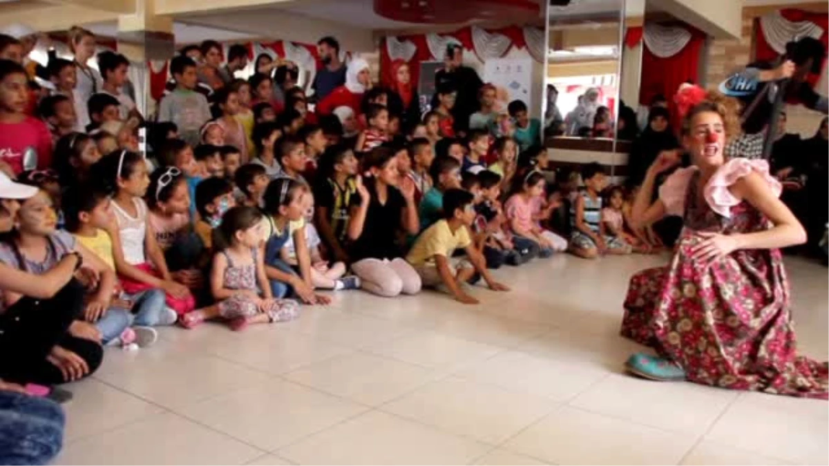 Mülteci Çocuklar "Sınır Tanımayan Palyaçolar" ile Eğlendi