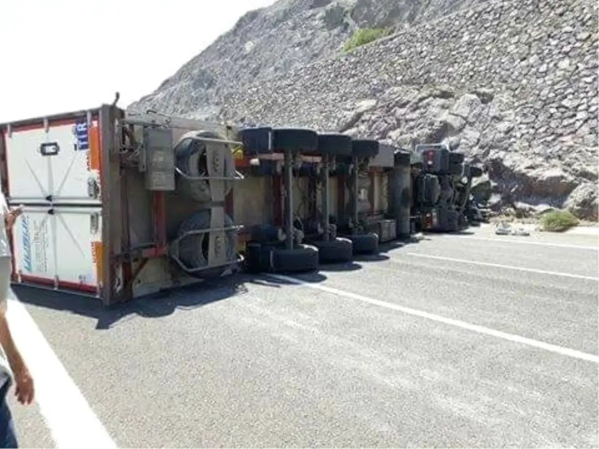 Niğde\'de Kaşar Dolu Devrilen Tır Yolu Kapattı