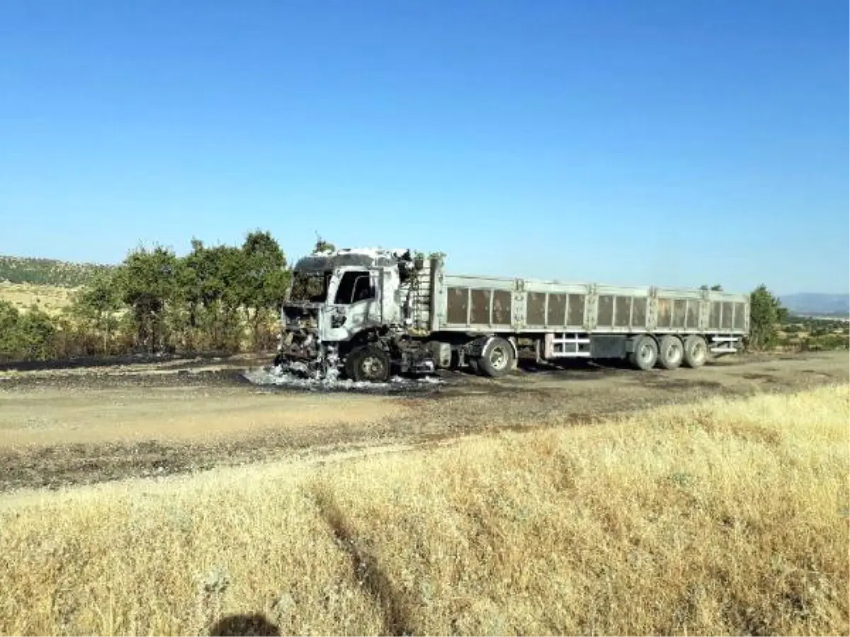 PKK\'lı Teröristler Lice\'de Yol Kesip, Tır Yaktı