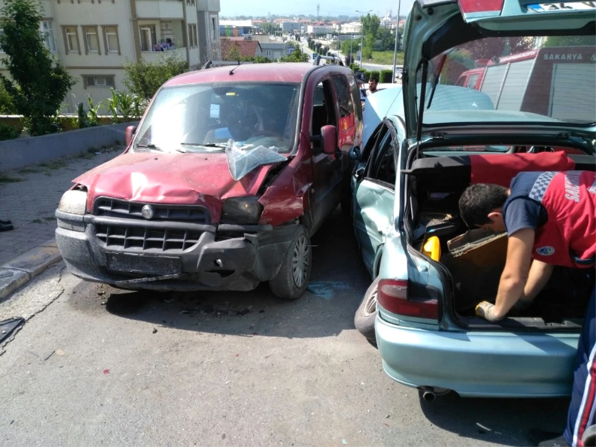 Sakarya\'da Zincirleme Trafik Kazası: 5 Yaralı