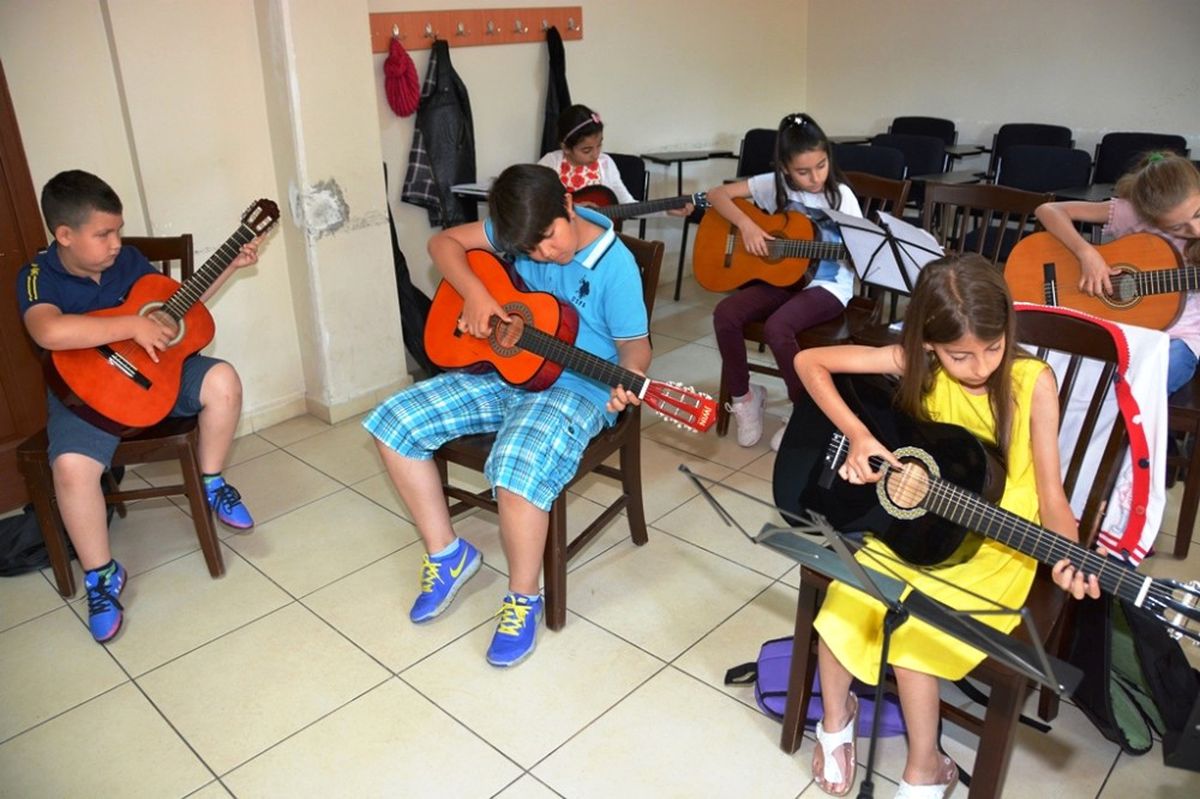 Süleymanpaşa\'nın Çocukları Tatillerini Müzik Öğrenerek Geçiriyor