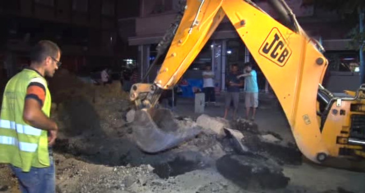 Sultangazi\'de Atık Su Kanalı Tıkandı, İşyeri ve Evleri Su Bastı