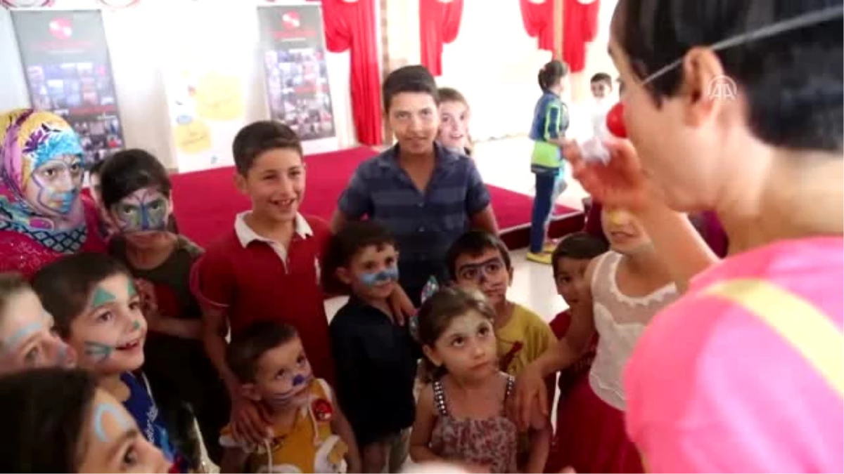 Suriyeli Çocuklar Palyaçolarla Eğlendi