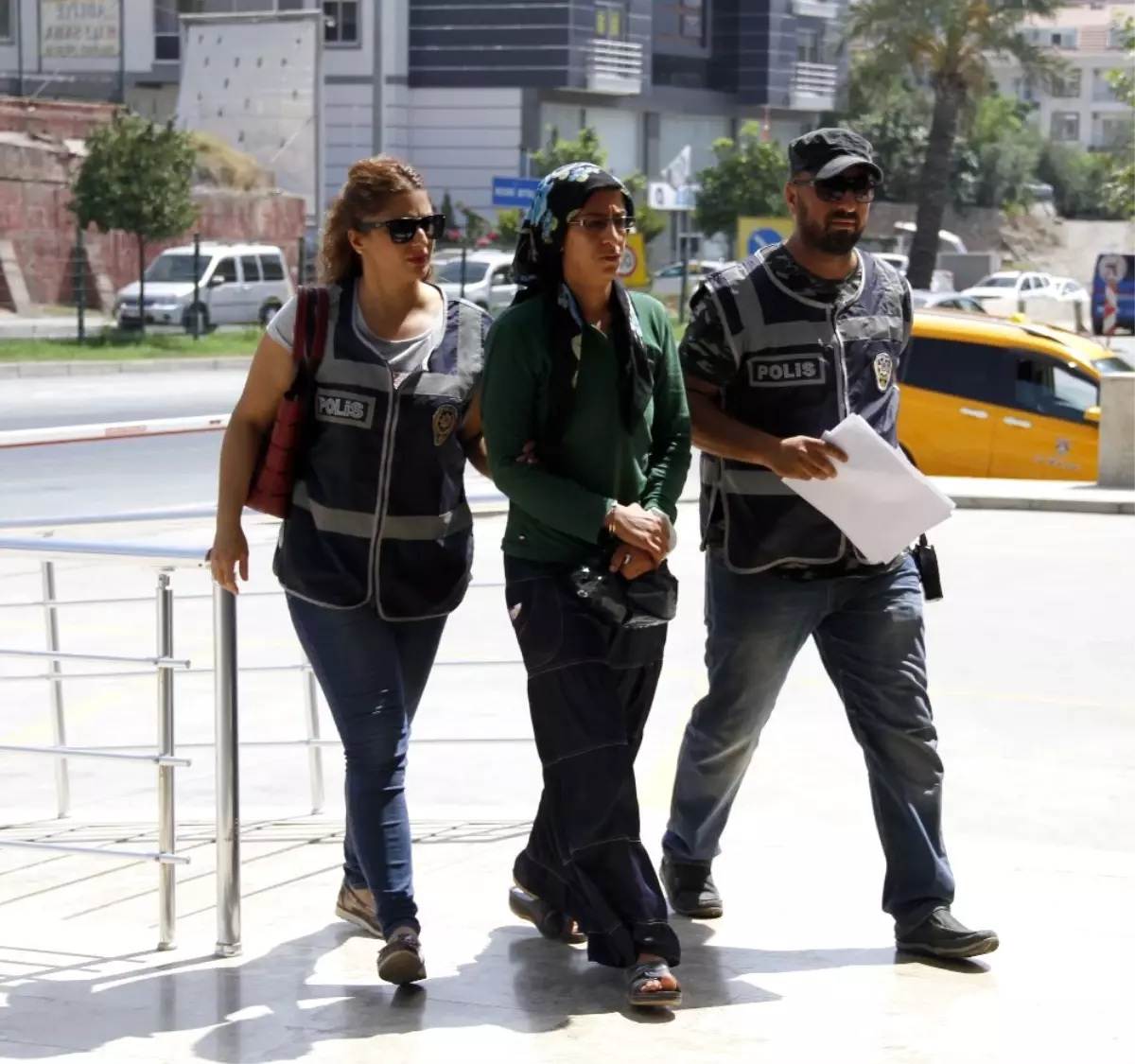 Terör Örgütü Üyesi Olduğu İddia Edilen Kadın Alanya\'da Yakalandı