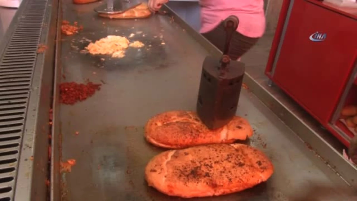 Tost Makinesi Bozulunca Ütüyle Tost Yaptı, Şimdi Paraya Para Demiyor