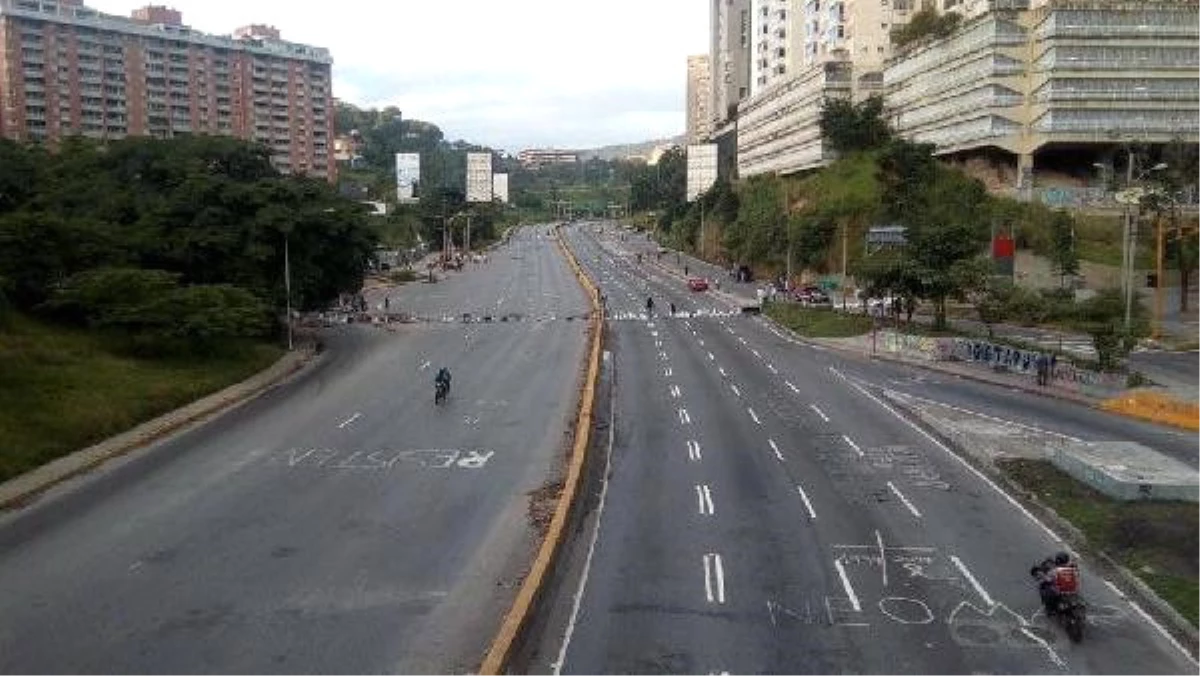Venezuela\'da Sağ Muhalefetin 48 Saatlik Grevi Başladı