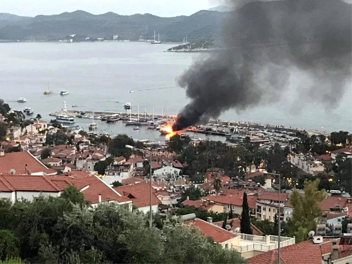 1.5 Milyon Değerindeki Lüks Tekne Alev Alev Yanarak Battı