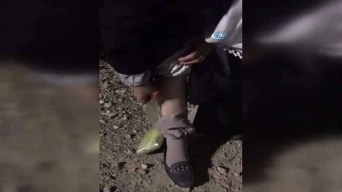 63 Yaşındaki Kadın Bacağında Sarılı Esrarla Yakalandı