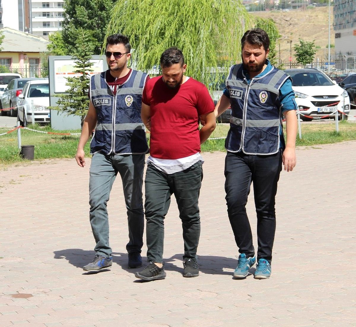 Akrabalarını \'Zabıt Katibiyim\' Diyerek Dolandırdı