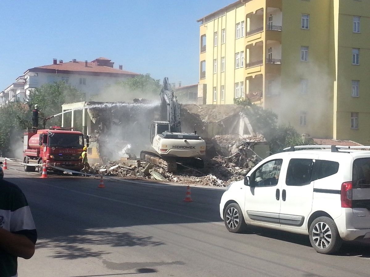 Aksaray Belediyesi Yıkım Çalışması Yaptı