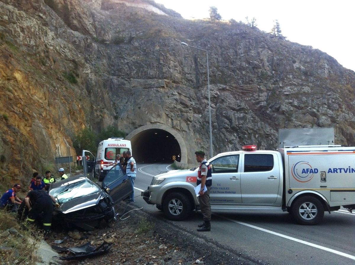 Artvin\'de Trafik Kazası: 1 Ölü, 2 Yaralı