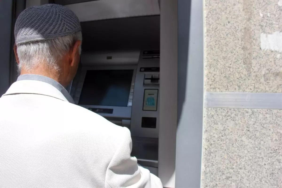 Atm\'de Unuttuğu Emekli Maaşını Kaptırdı