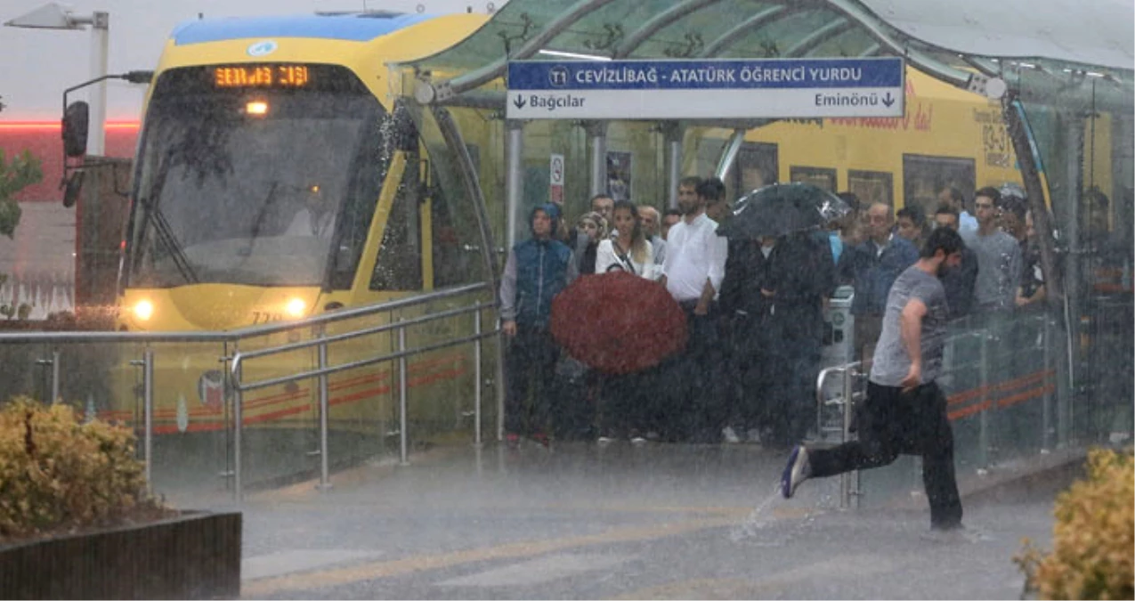 Beklenen Yağmur İstanbul\'a Geldi
