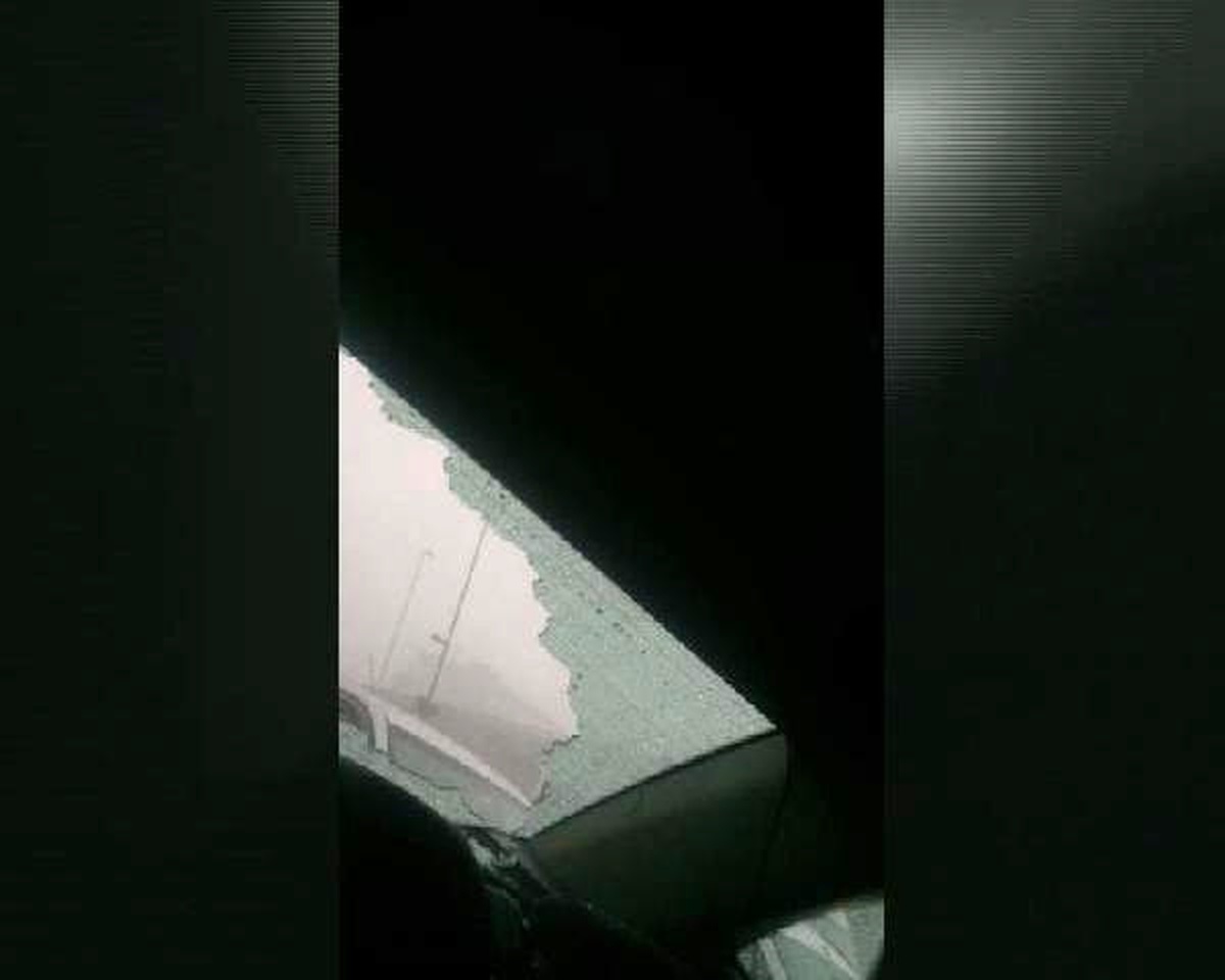 Buz Parçaları Seyir Halindeki Otomobillerin Camlarını Patlattı. O Anlar Kameraya Yansıdı
