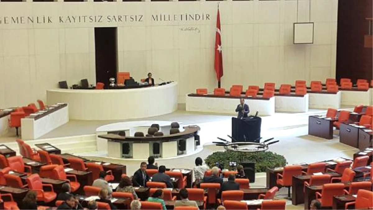 CHP\'li Milletvekillerinin İç Tüzükle İlgili TBMM\'deki Eylemi Devam Ediyor