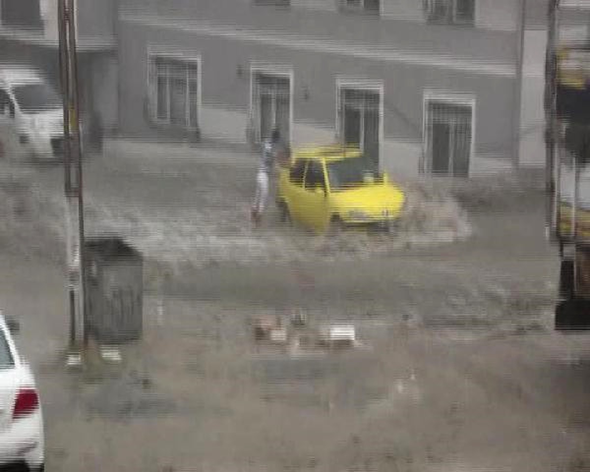 Esenyurt\'ta Sel Suları Otomobili Böyle Sürükledi