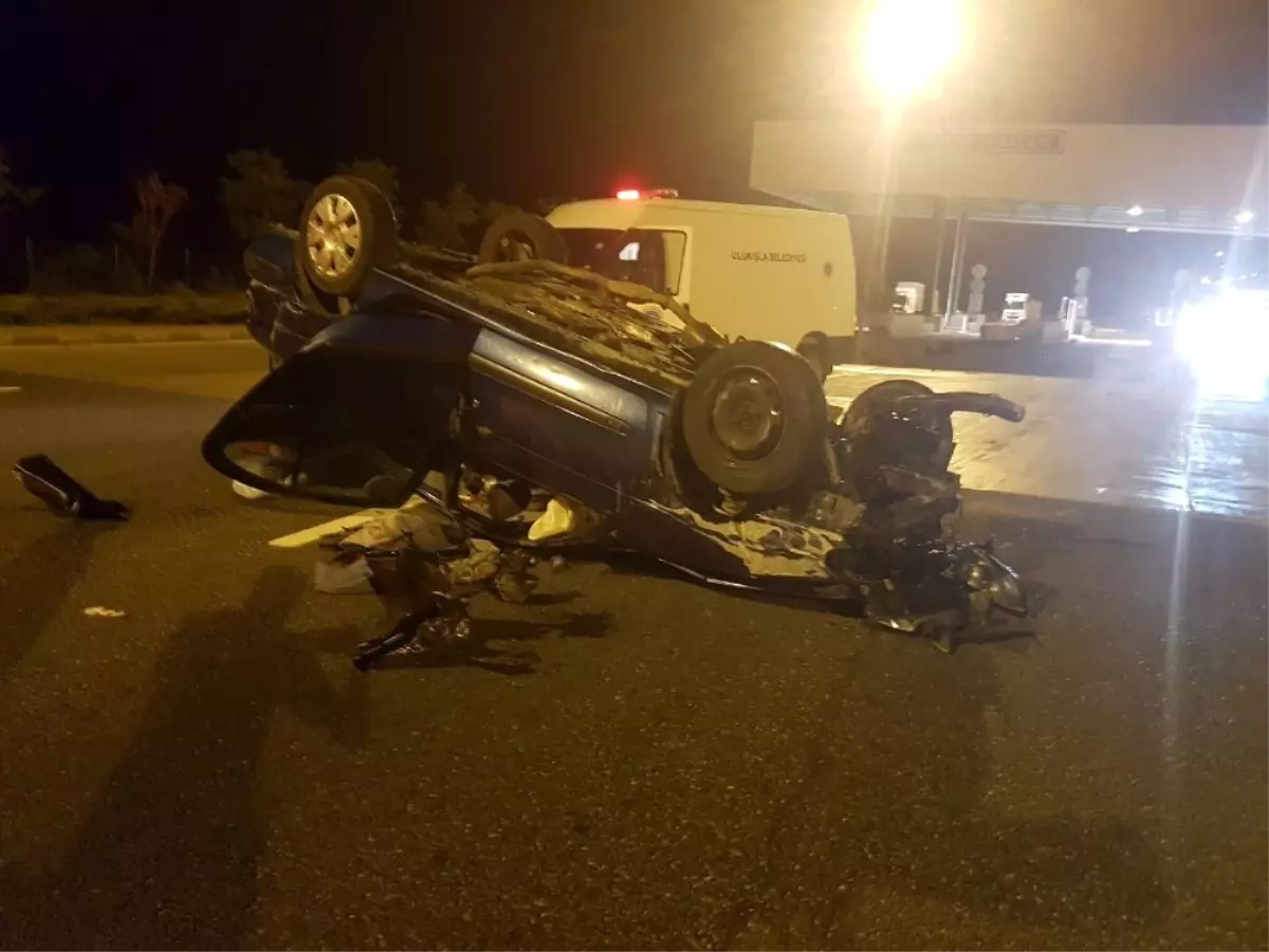 Gişelere Hızlı Giren Otomobil, Takla Attı: 2 Yaralı