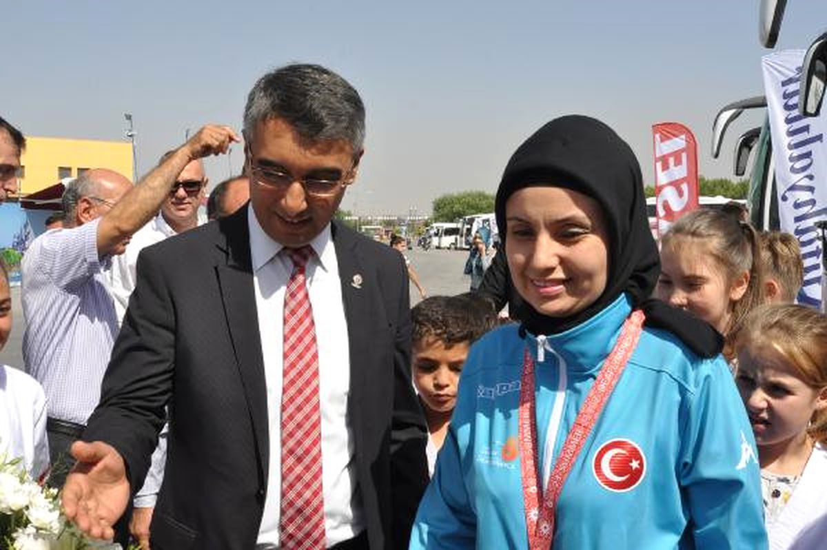 İşitme Engelli Olimpiyat Şampiyonu Gamze\'ye Çiçekli Karşılama