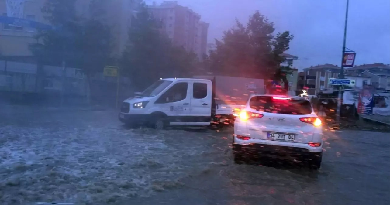 İstanbul\'da Beklenen Şiddetli Yağmur Dolu ile Birlikte Geldi