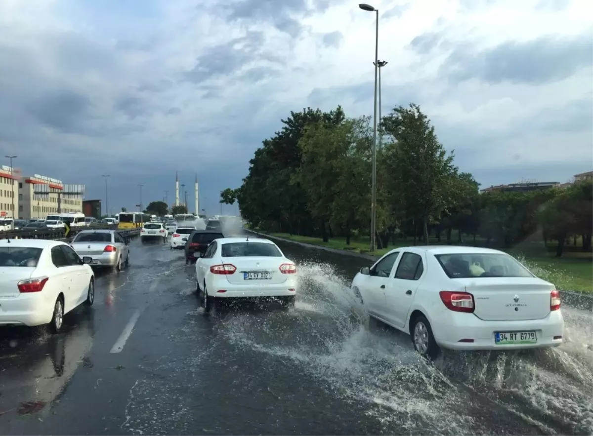 İstanbul\'da E-5 Karayolunu Su Bastı