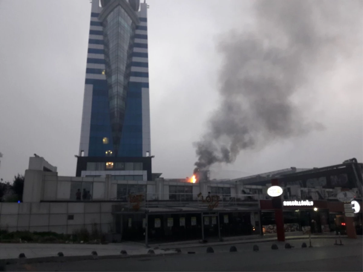 Istanbul\'da Lüks Otelde Yangın Paniği
