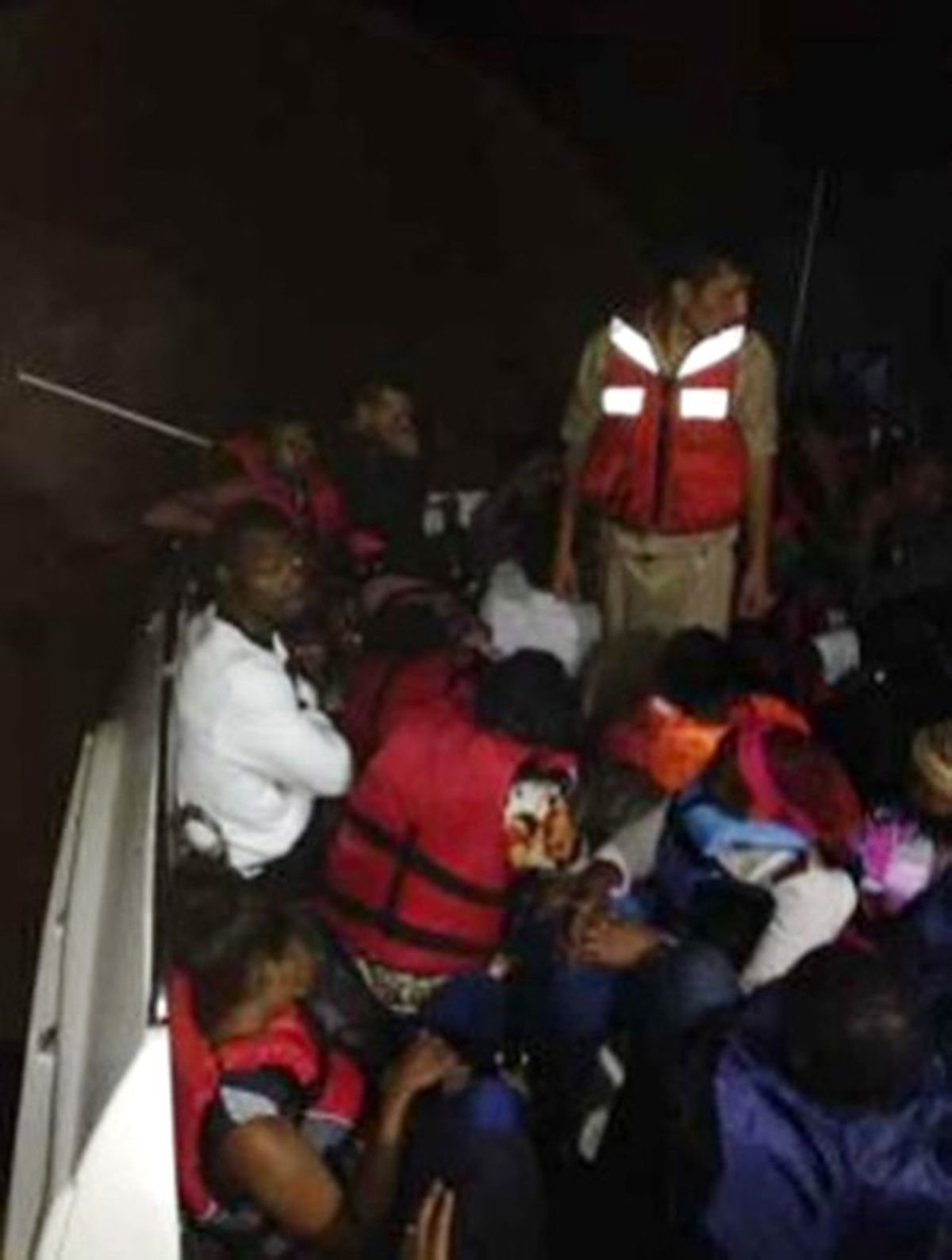 İzmir\'de Yurt Dışına Kaçmaya Çalışan 43 Göçmen Yakalandı