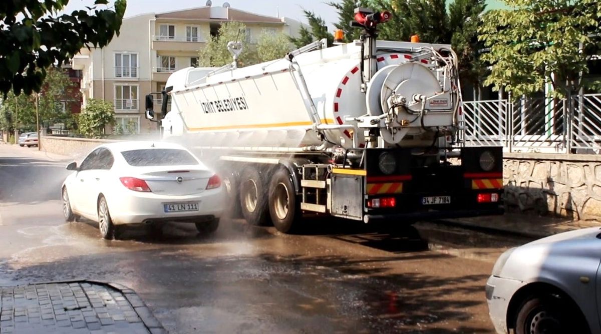 İzmit\'te 6 Araçla Sürekli Yıkama Yapılıyor