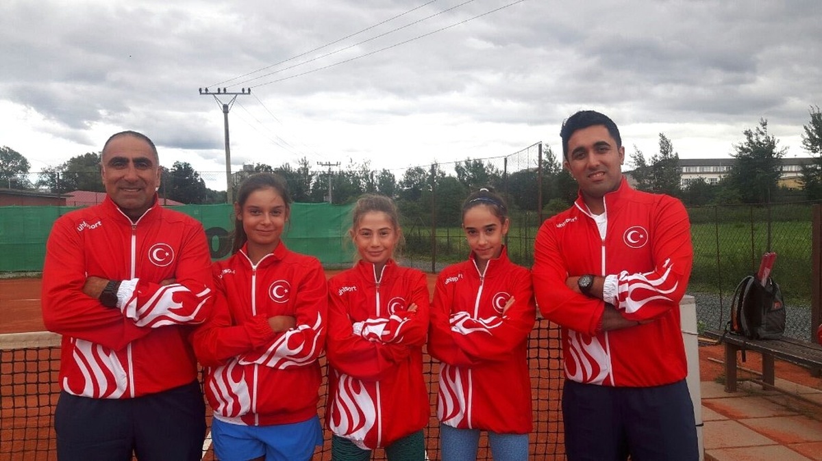 Karesispor\'lu İzem, Tenis Milli Takımı\'nda