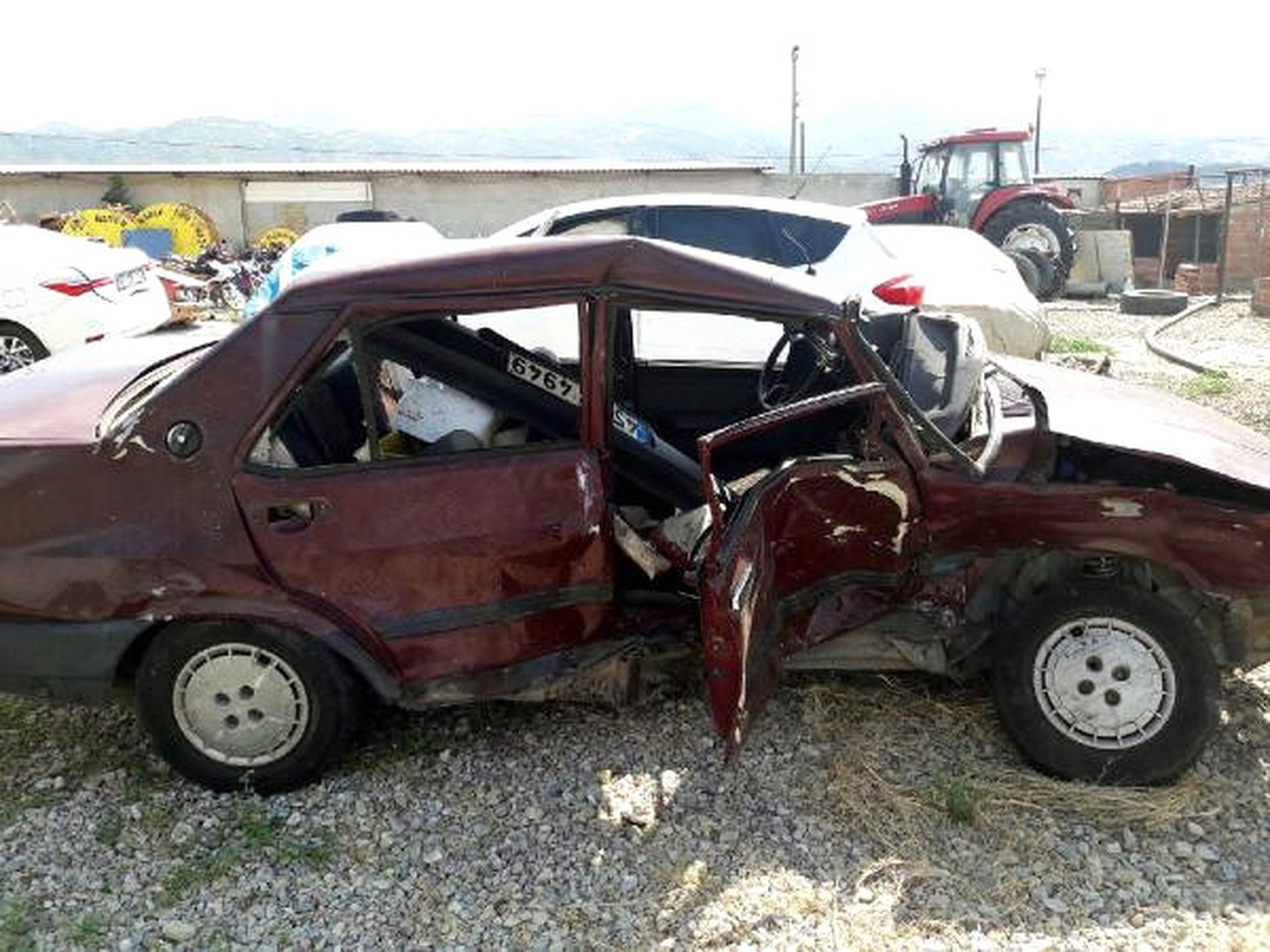 Kavşakta İki Otomobil Çarpıştı: 1 Ölü, 4 Yaralı