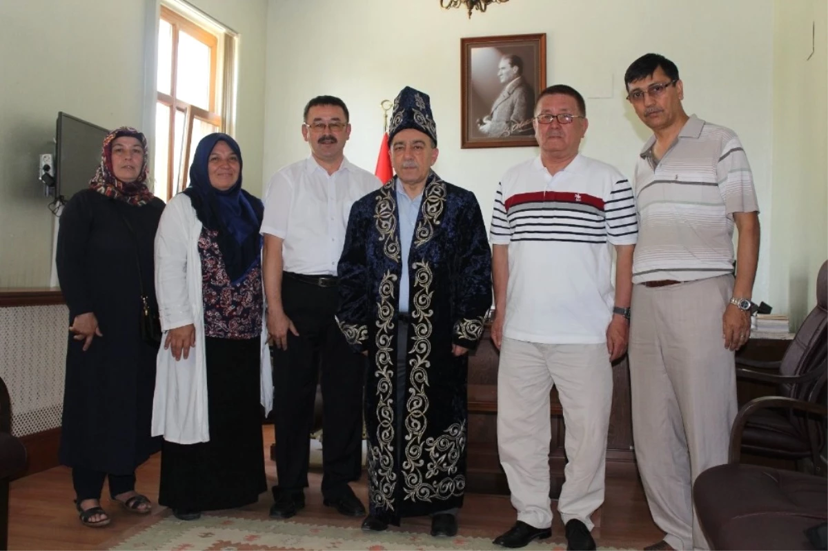 Kazak Türkleri Kaymakama "Çapan" Giydirdi