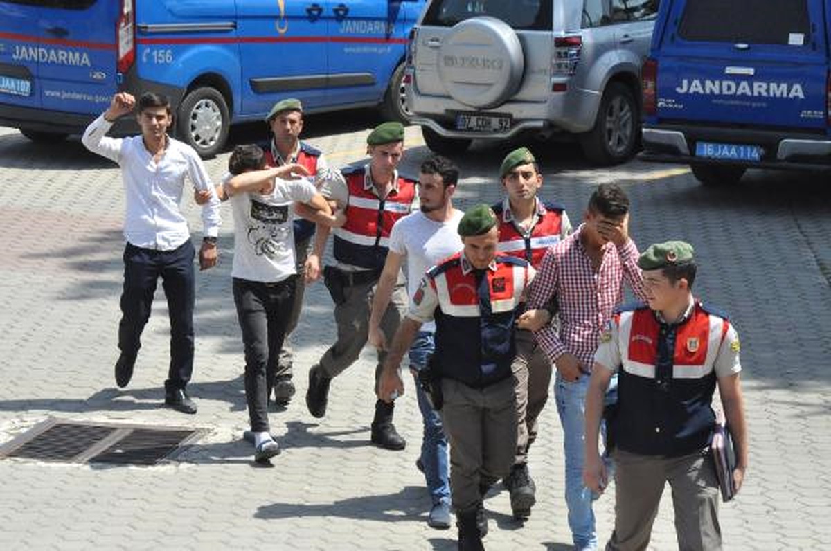 Maskeli Hırsızlar Alarm Çalınca Böyle Kaçtı